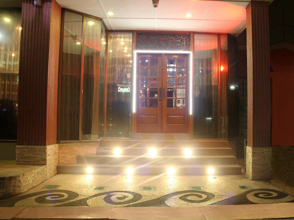 Crystal Palace Hotel Yangon Exterior foto